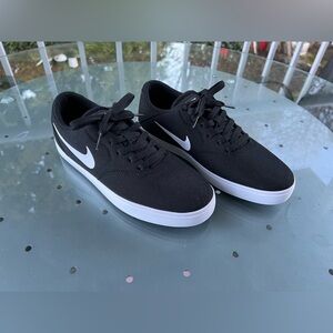 New Men Nike Sneakers Sz M 7.5